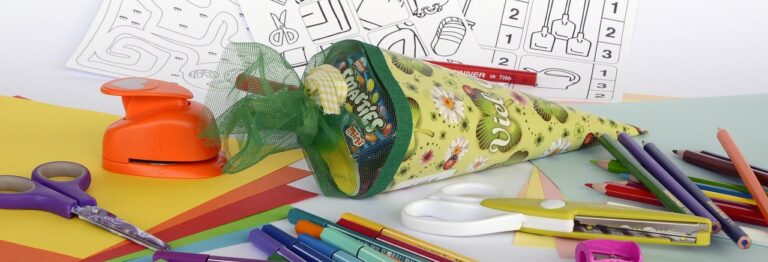 Bunte Schultüte mit Stiften