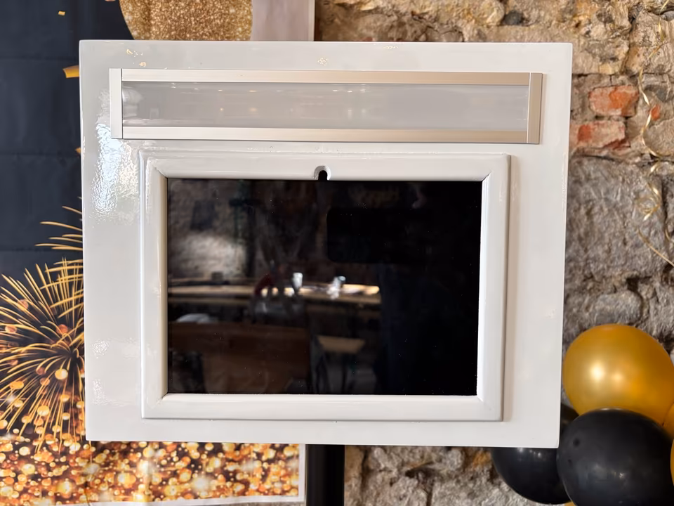 Weiße Fotobox Dieter von eventMa in Dresden