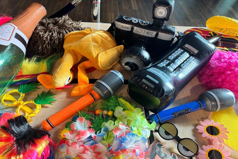 Fotobox Requisiten von eventMa für lustige Gruppenfotos
